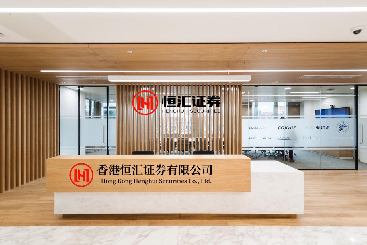 优速配资 头哥比赛结束后在收拾物品，可能不小心那受伤的手指碰到了什么，疼到头哥脸上的表情都失控了！隔着屏幕都能感受到太疼了，毕竟十指连心啊！头哥忍不住还把手指放在嘴边吹一吹，希望能减轻疼痛感。他这受伤的手指刚好是要握拍的，无论训练还是比赛还要一直用力，一直磨擦，所以很难结痂。5月3号晚上那场比赛...